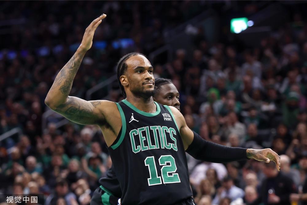 勇士力克独行侠众生相：库里克莱深情拥抱 弗拉格耐心给球迷签名（勇士击败独行侠赛场众生像：库里、克莱深情相拥，弗拉格耐心为球迷签名）