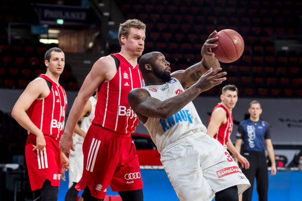 NBA常规赛继续火热进行，恰逢美国当地平安夜前夕，联盟将上演一场“篮球盛宴”——多达14场比赛轮番开打。（恰逢美国平安夜前夕，NBA常规赛如火如荼——14场大战轮番上演）