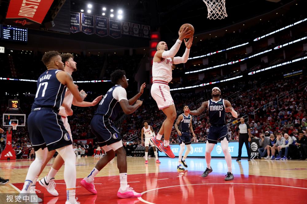 约基奇本赛季后场三分出手数已达20次，与15-16赛季的库里并列历史第一.